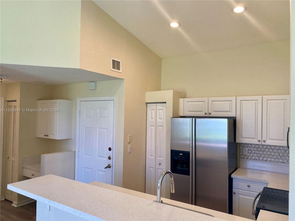 For Sale: $469,000 (2 beds, 2 baths, 1005 Square Feet)