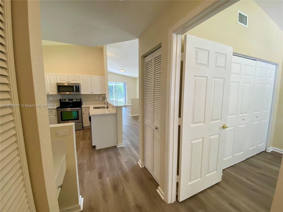 For Sale: $469,000 (2 beds, 2 baths, 1005 Square Feet)