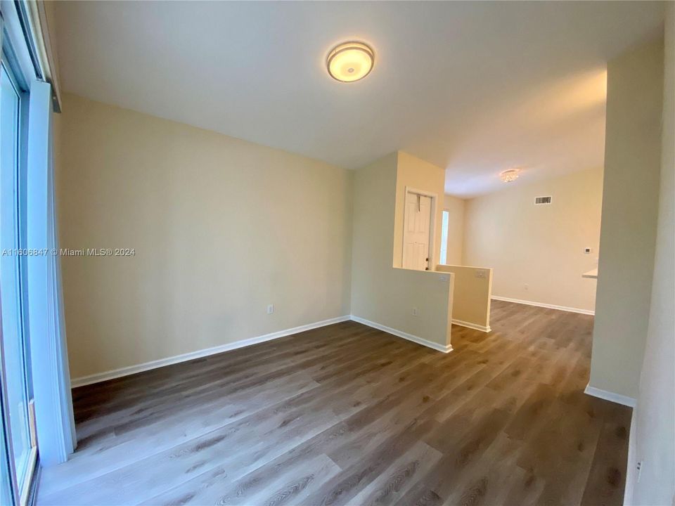 For Sale: $469,000 (2 beds, 2 baths, 1005 Square Feet)