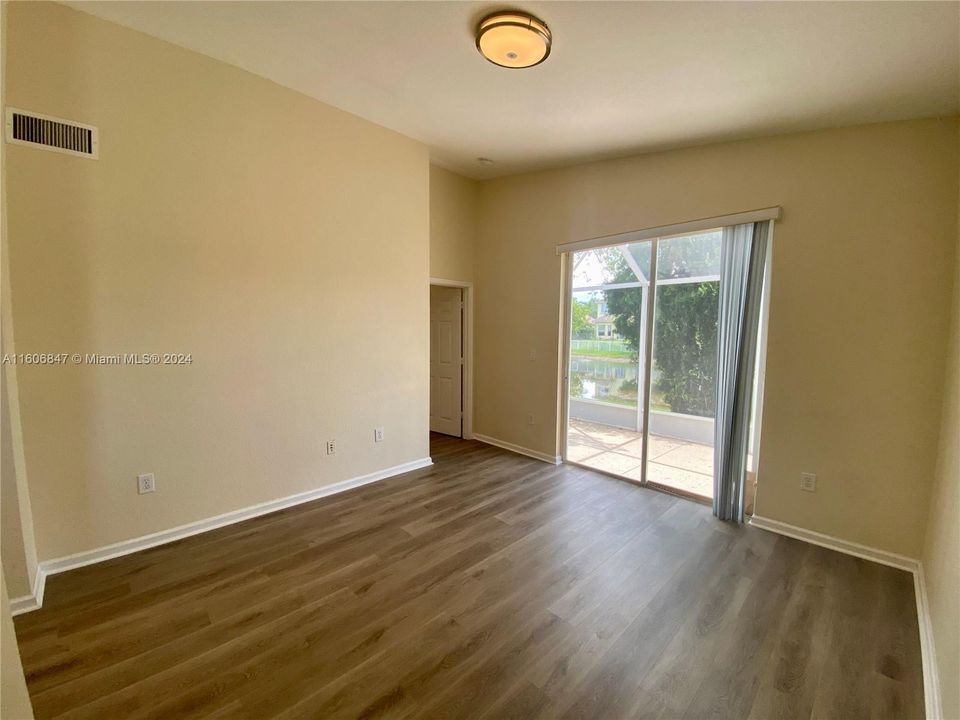 For Sale: $469,000 (2 beds, 2 baths, 1005 Square Feet)