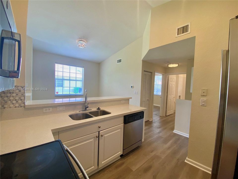 For Sale: $469,000 (2 beds, 2 baths, 1005 Square Feet)