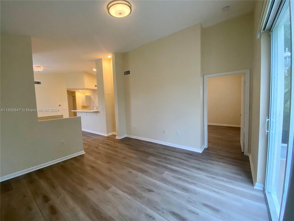For Sale: $469,000 (2 beds, 2 baths, 1005 Square Feet)