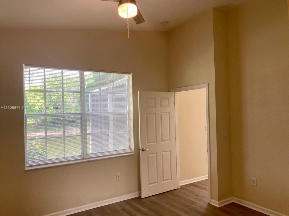 For Sale: $469,000 (2 beds, 2 baths, 1005 Square Feet)