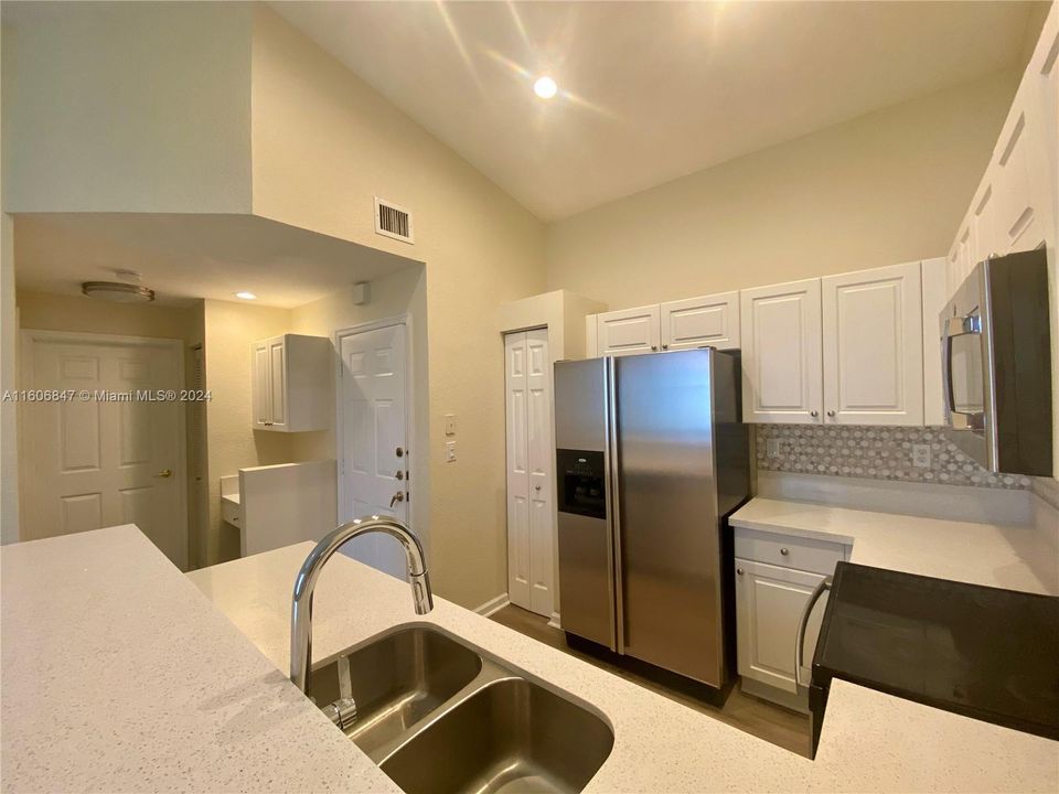 For Sale: $469,000 (2 beds, 2 baths, 1005 Square Feet)