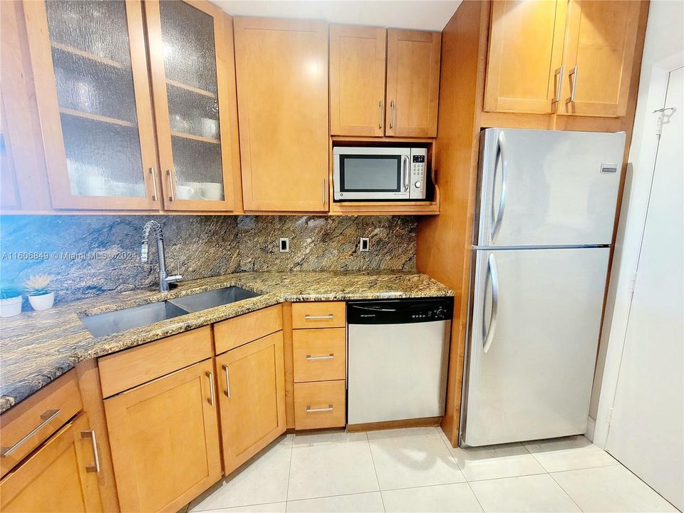 For Sale: $209,999 (2 beds, 2 baths, 1300 Square Feet)