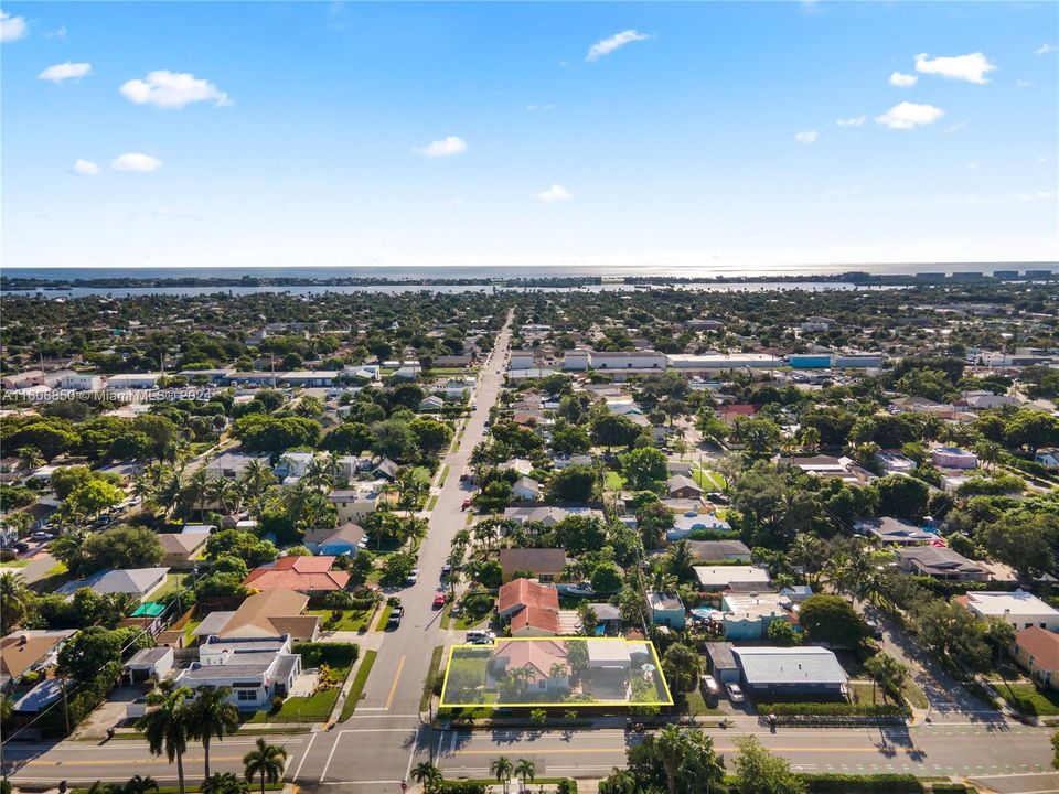 Active With Contract: $579,000 (2 beds, 1 baths, 1122 Square Feet)