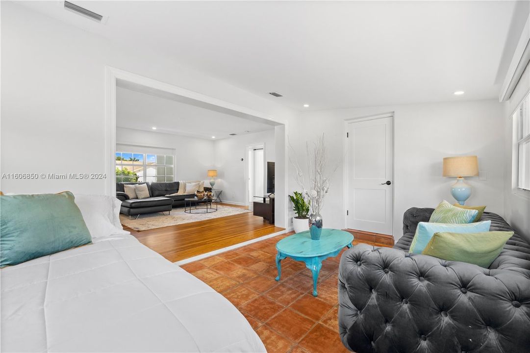 Active With Contract: $579,000 (2 beds, 1 baths, 1122 Square Feet)