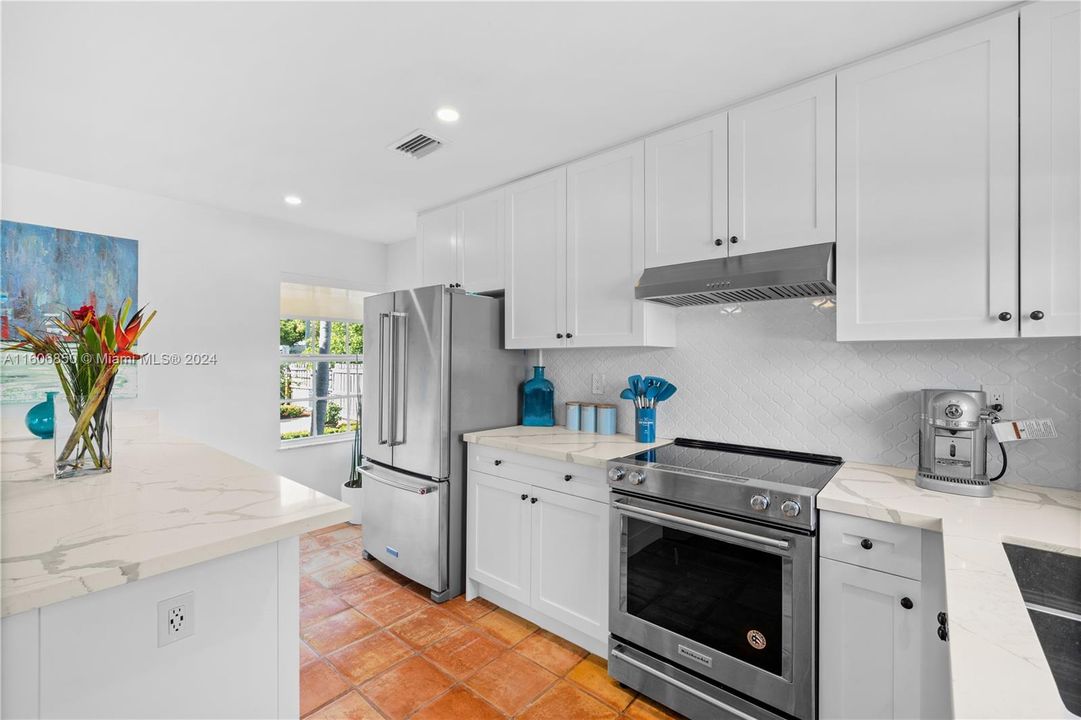 Active With Contract: $579,000 (2 beds, 1 baths, 1122 Square Feet)