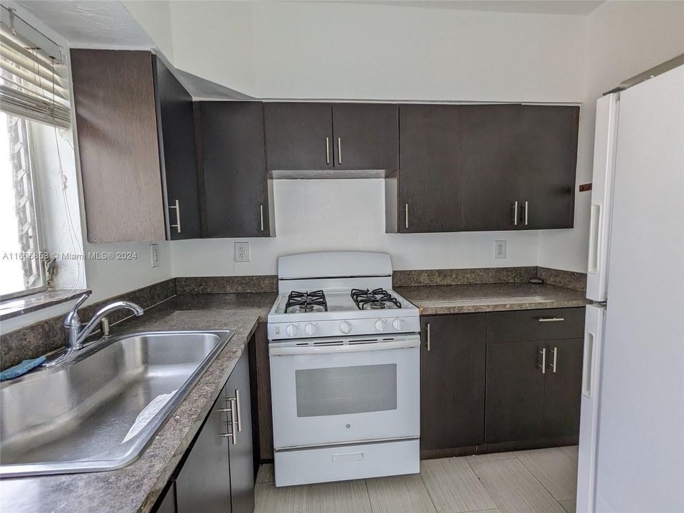 For Rent: $2,350 (2 beds, 1 baths, 5249 Square Feet)