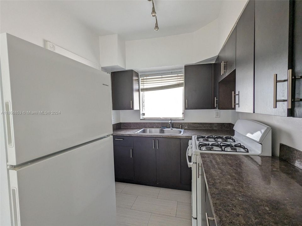 For Rent: $2,350 (2 beds, 1 baths, 5249 Square Feet)