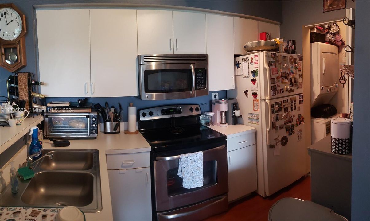 For Sale: $315,000 (1 beds, 1 baths, 670 Square Feet)