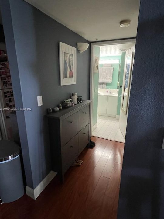 For Sale: $315,000 (1 beds, 1 baths, 670 Square Feet)