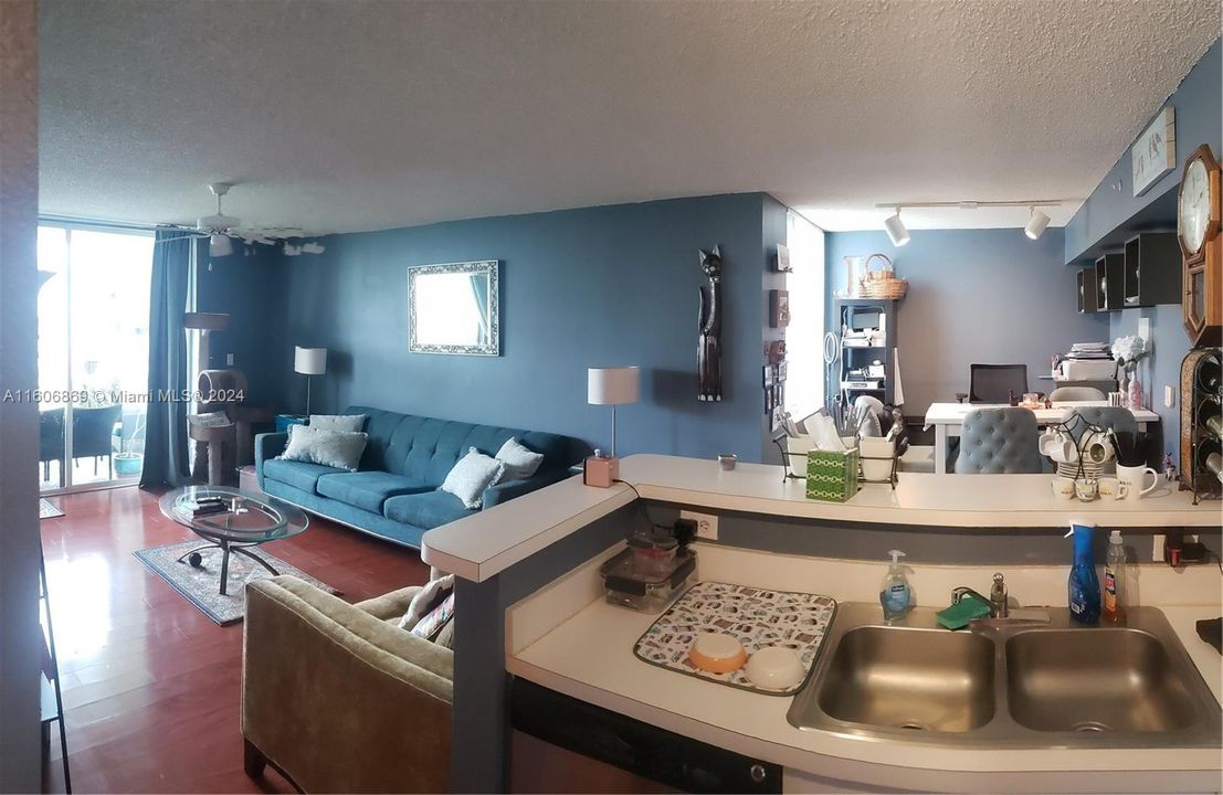 For Sale: $315,000 (1 beds, 1 baths, 670 Square Feet)