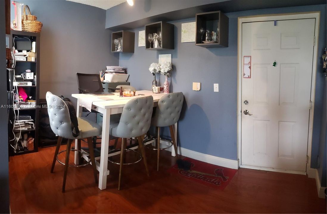 For Sale: $315,000 (1 beds, 1 baths, 670 Square Feet)