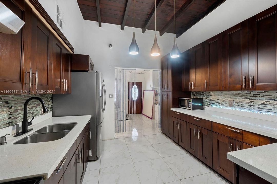 En Venta: $650,000 (4 camas, 3 baños, 1855 Pies cuadrados)