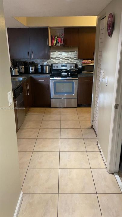 For Sale: $245,000 (1 beds, 1 baths, 851 Square Feet)