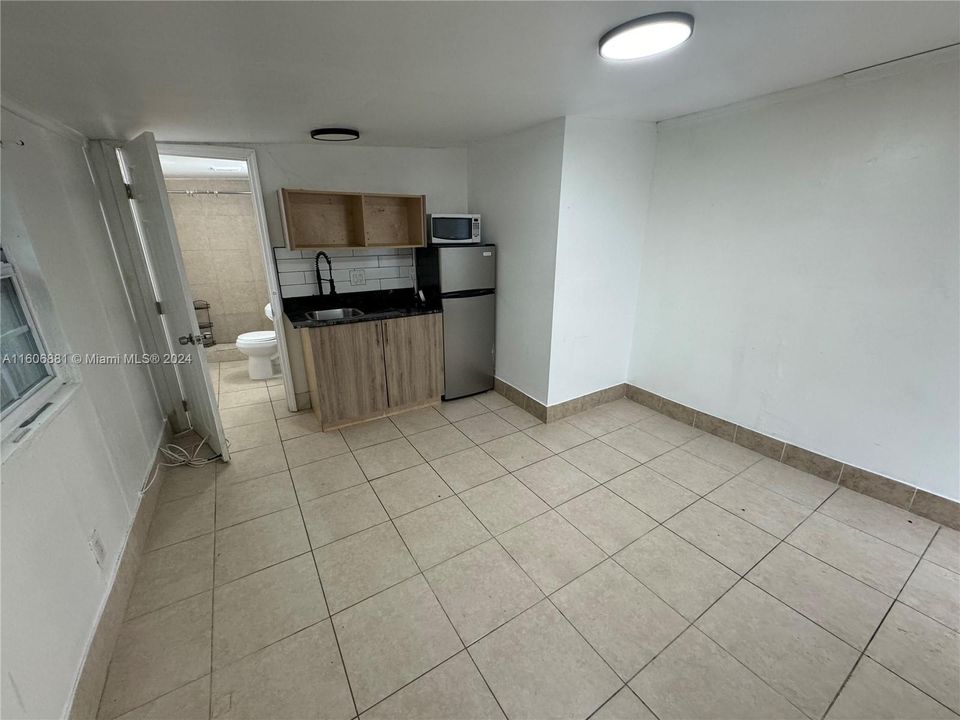Active With Contract: $1,200 (0 beds, 1 baths, 300 Square Feet)