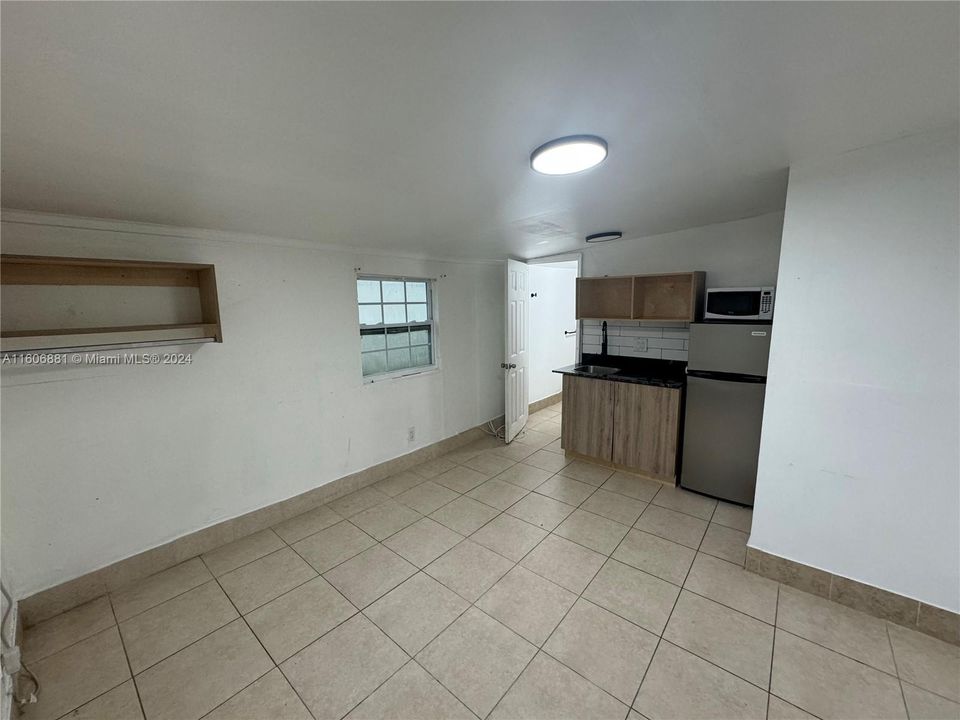 For Rent: $1,200 (0 beds, 1 baths, 300 Square Feet)