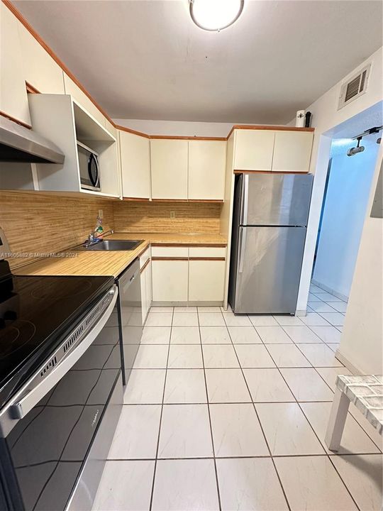 For Rent: $2,400 (2 beds, 2 baths, 1030 Square Feet)