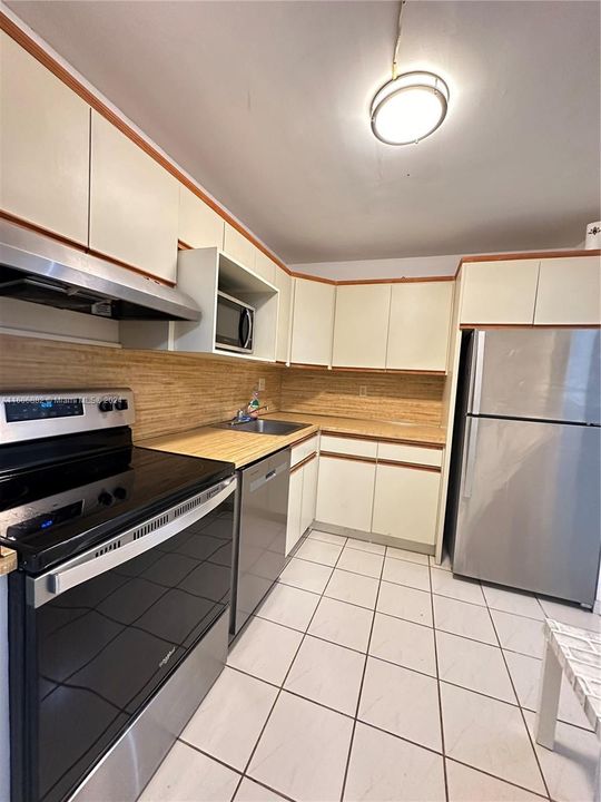 For Rent: $2,400 (2 beds, 2 baths, 1030 Square Feet)