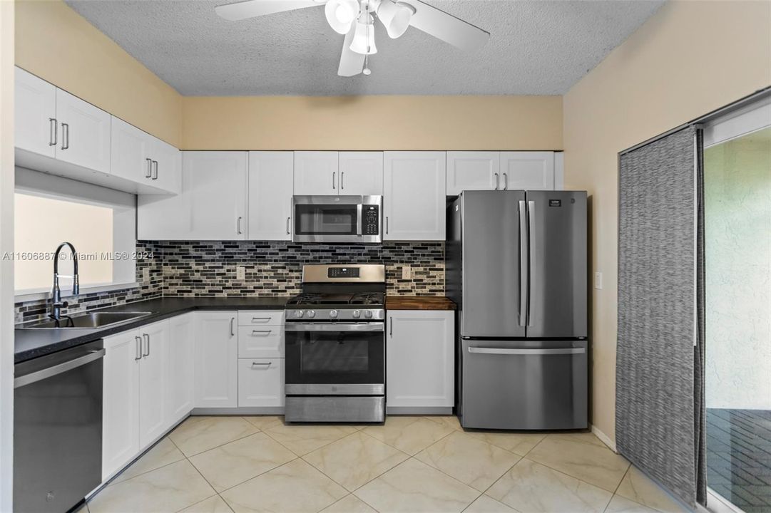 For Sale: $370,000 (2 beds, 2 baths, 1110 Square Feet)