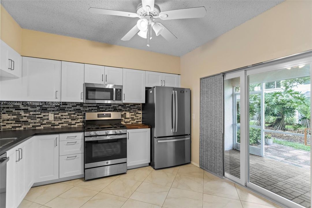 For Sale: $385,000 (2 beds, 2 baths, 1110 Square Feet)