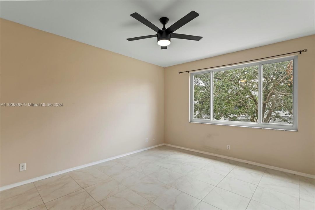 For Sale: $370,000 (2 beds, 2 baths, 1110 Square Feet)
