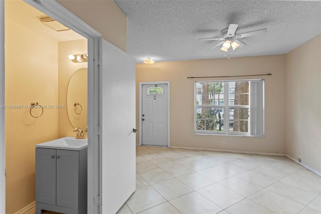 For Sale: $385,000 (2 beds, 2 baths, 1110 Square Feet)