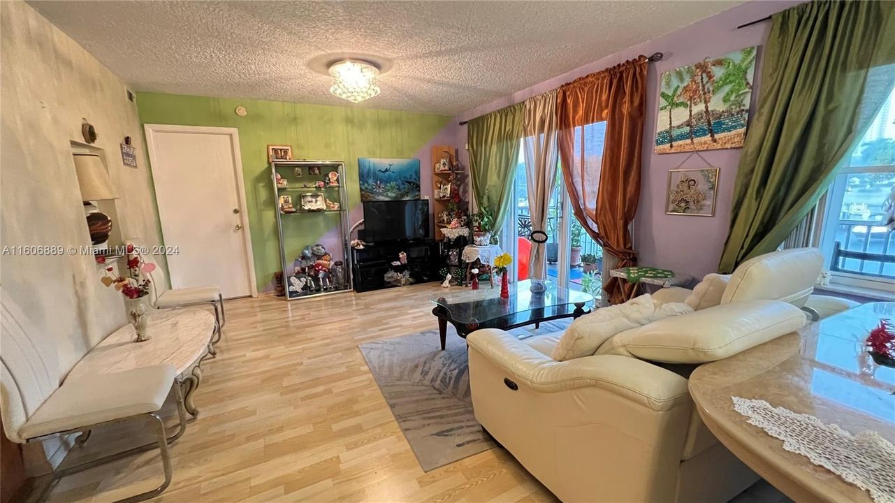 For Sale: $300,000 (2 beds, 2 baths, 1150 Square Feet)