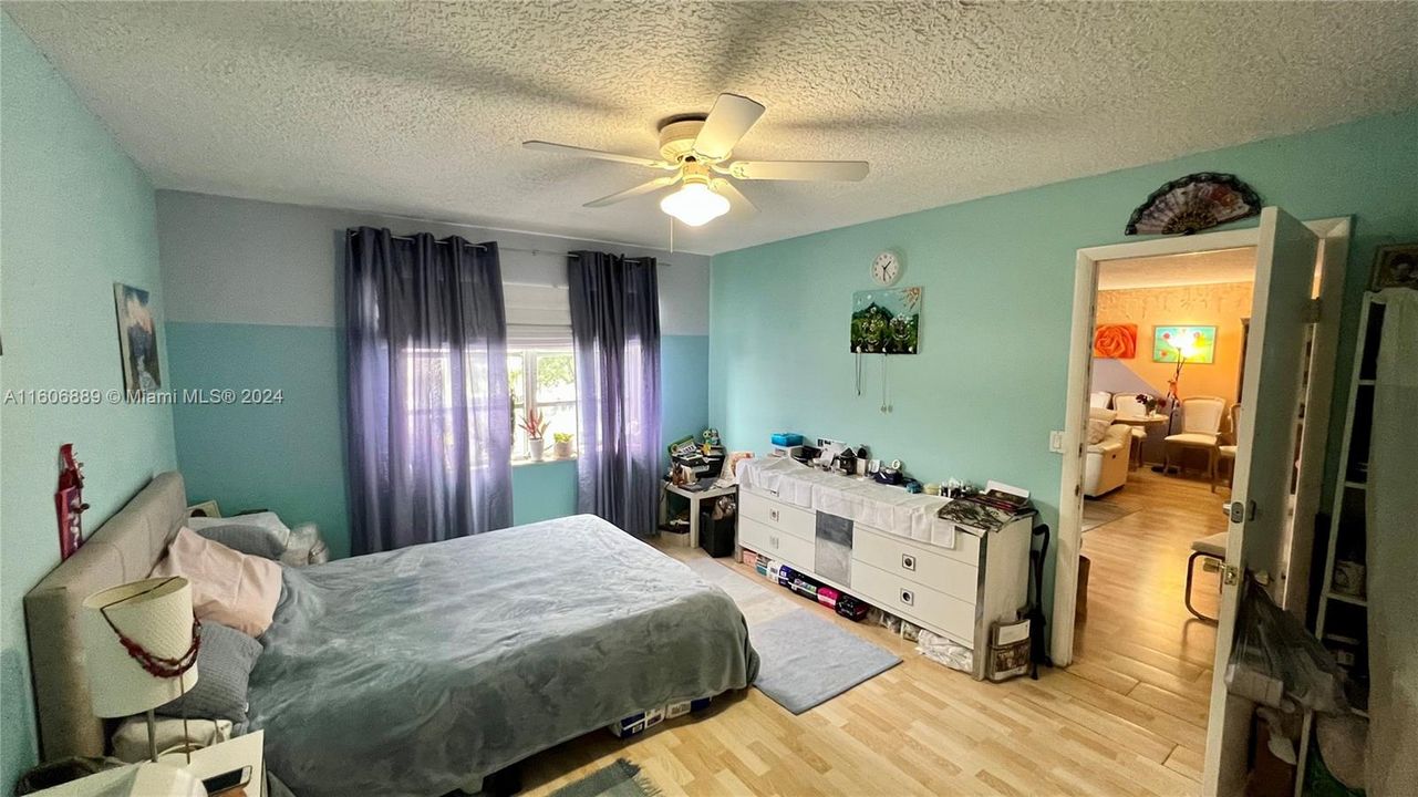 For Sale: $300,000 (2 beds, 2 baths, 1150 Square Feet)