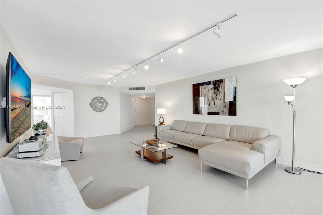 For Sale: $2,500,000 (2 beds, 2 baths, 1614 Square Feet)