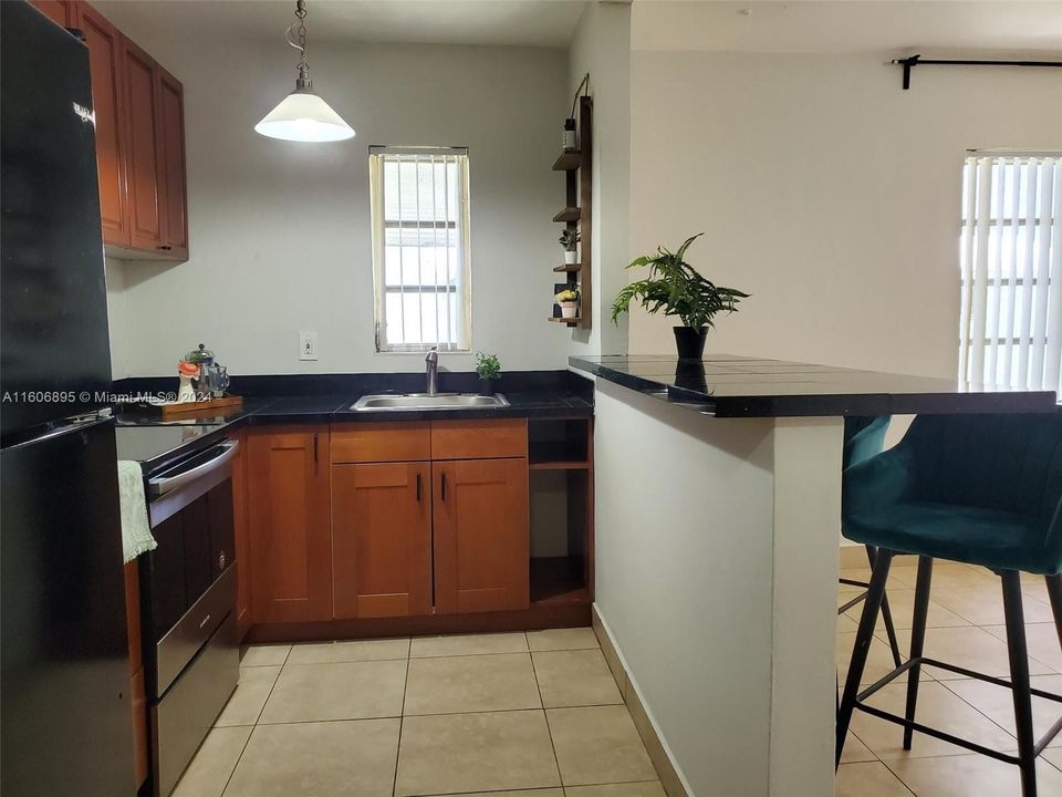 Active With Contract: $1,695 (1 beds, 1 baths, 1196 Square Feet)