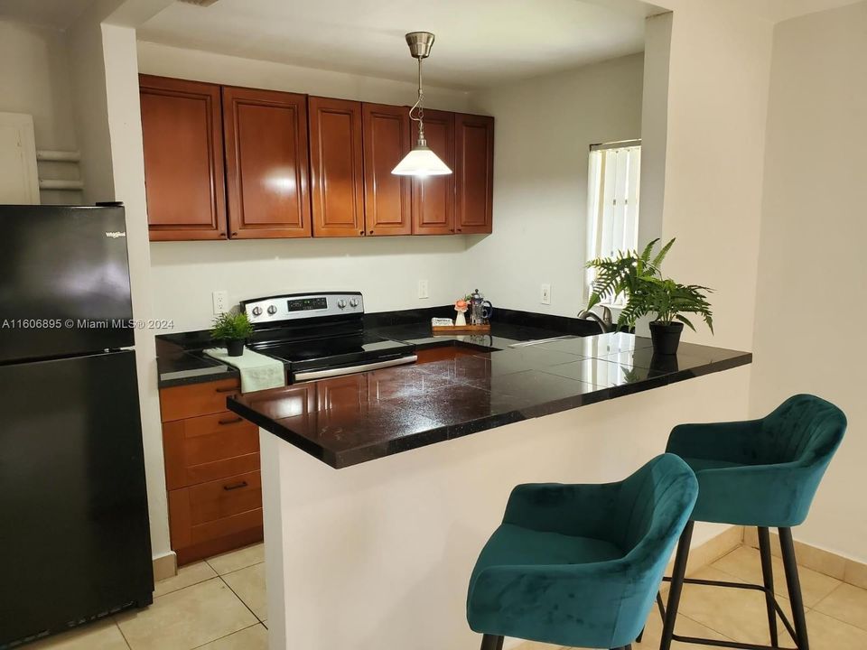 Active With Contract: $1,695 (1 beds, 1 baths, 1196 Square Feet)