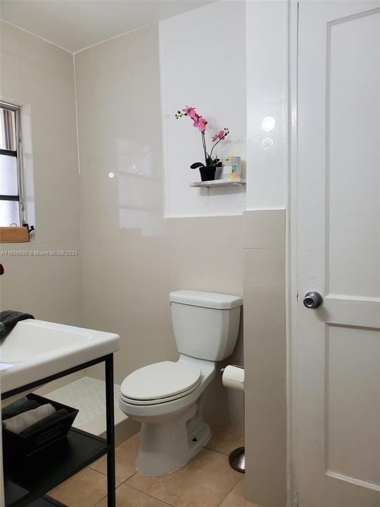 Active With Contract: $1,695 (1 beds, 1 baths, 1196 Square Feet)