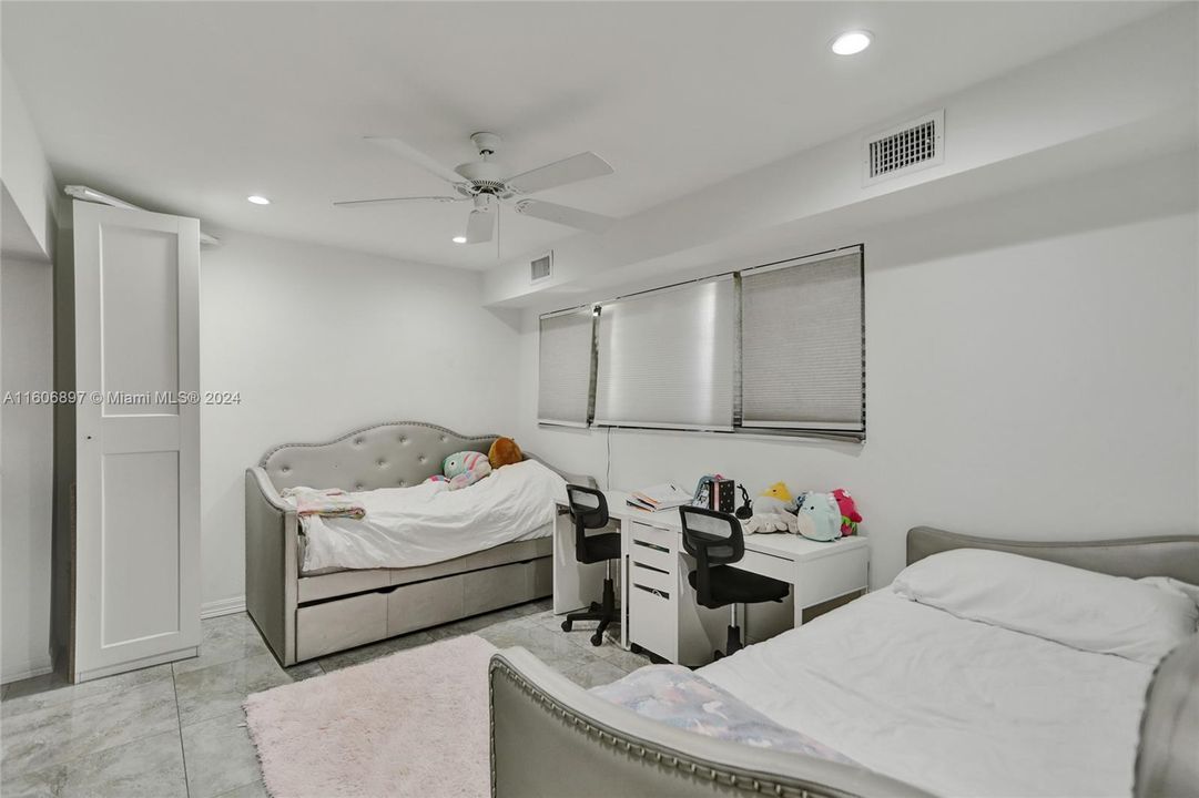 For Sale: $1,200,000 (3 beds, 2 baths, 1460 Square Feet)