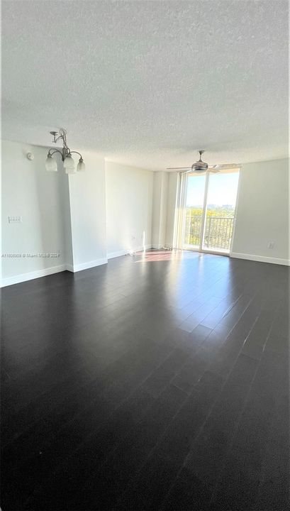 For Sale: $332,000 (1 beds, 1 baths, 816 Square Feet)