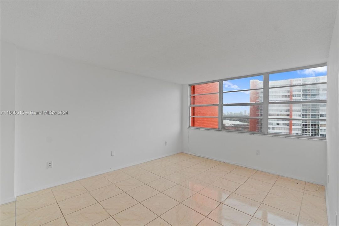 For Rent: $2,350 (2 beds, 2 baths, 1140 Square Feet)