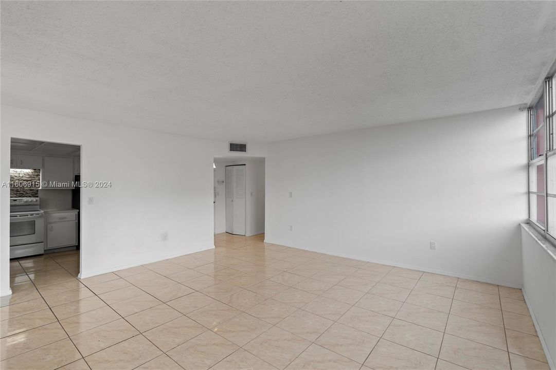 For Rent: $2,350 (2 beds, 2 baths, 1140 Square Feet)