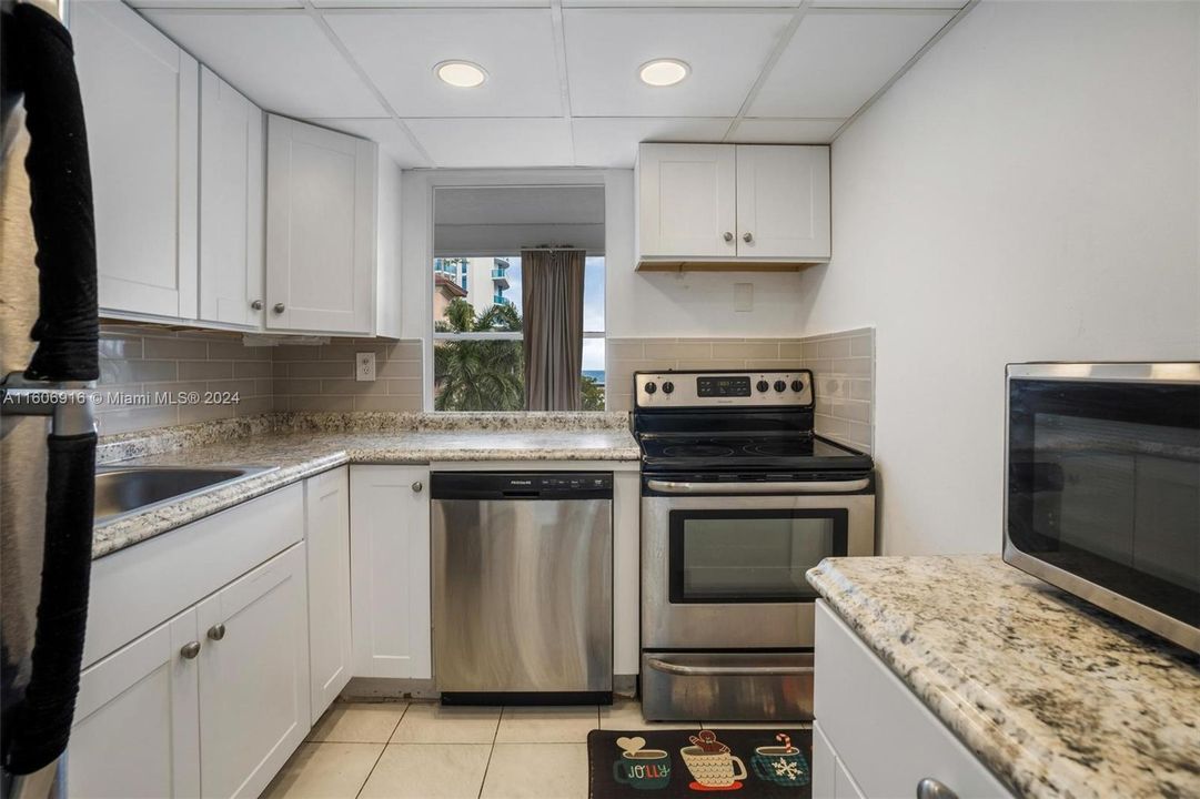 For Sale: $365,000 (2 beds, 2 baths, 892 Square Feet)