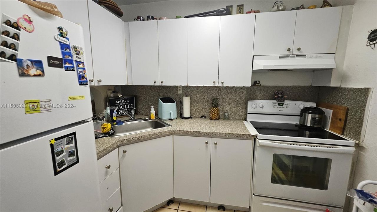 For Sale: $219,000 (2 beds, 1 baths, 801 Square Feet)