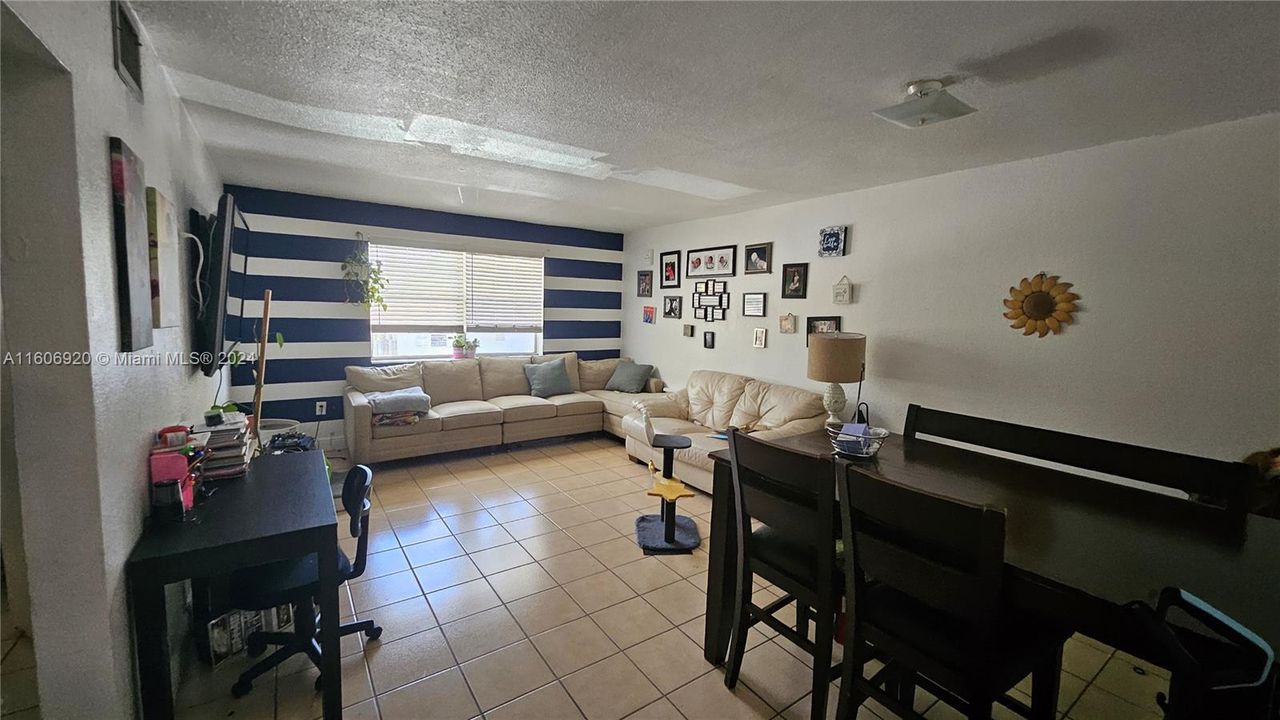 For Sale: $219,000 (2 beds, 1 baths, 801 Square Feet)