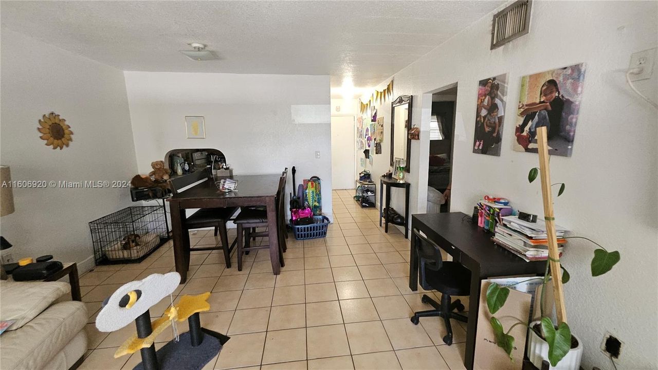 For Sale: $219,000 (2 beds, 1 baths, 801 Square Feet)