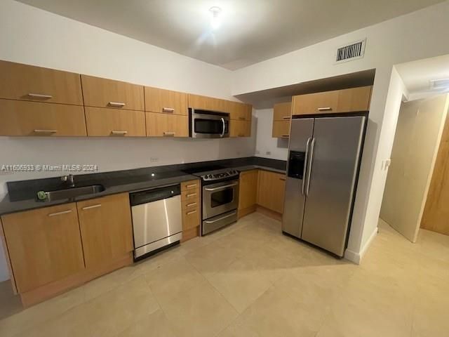 Active With Contract: $2,900 (1 beds, 1 baths, 740 Square Feet)