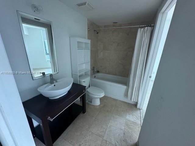 Active With Contract: $2,900 (1 beds, 1 baths, 740 Square Feet)