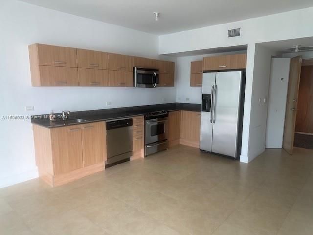 Active With Contract: $2,900 (1 beds, 1 baths, 740 Square Feet)