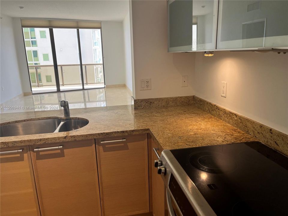 For Rent: $5,300 (1 beds, 1 baths, 883 Square Feet)