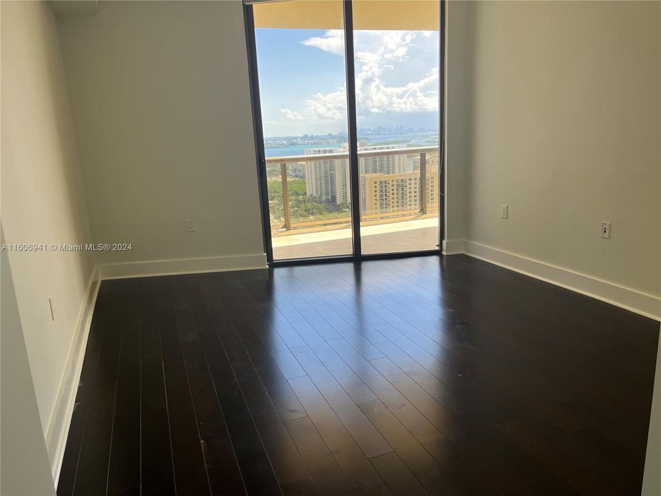 For Rent: $5,300 (1 beds, 1 baths, 883 Square Feet)