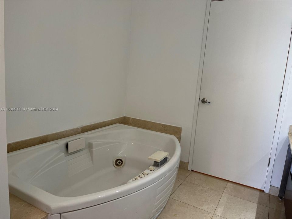 For Rent: $5,300 (1 beds, 1 baths, 883 Square Feet)