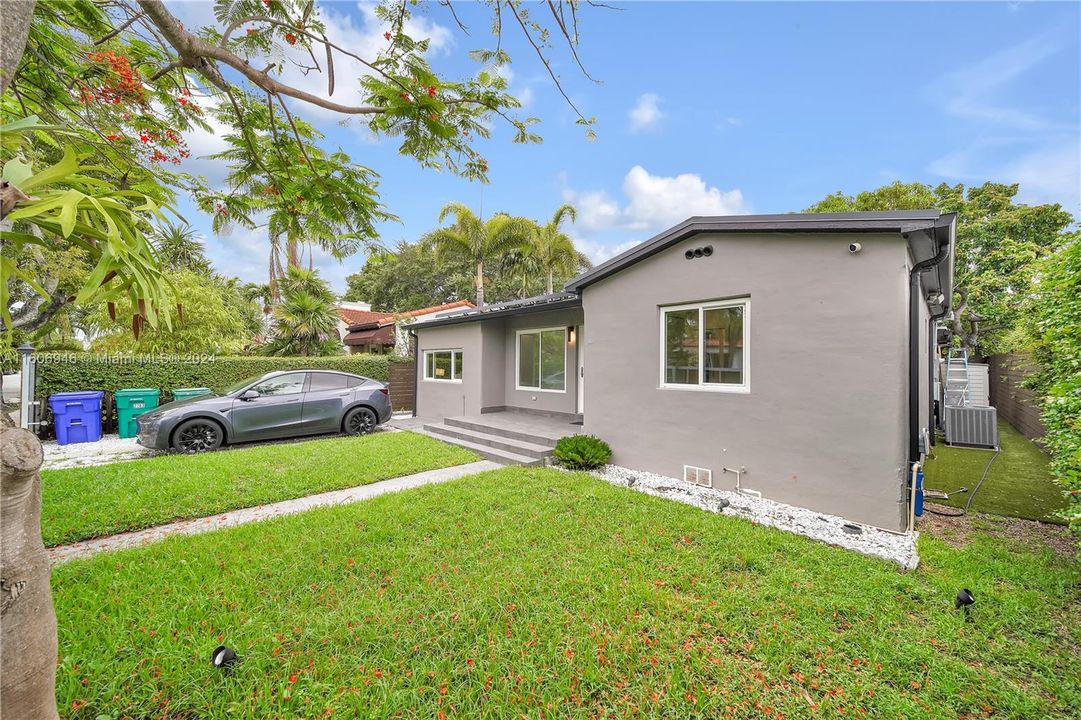 For Sale: $1,225,000 (3 beds, 2 baths, 1839 Square Feet)