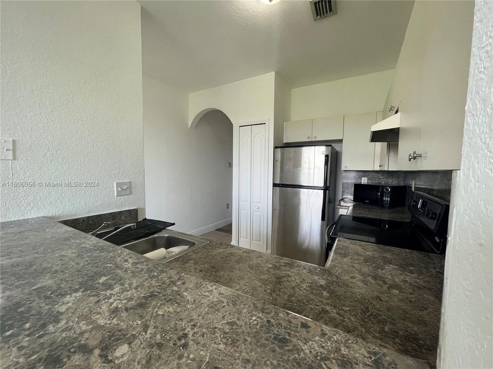 For Sale: $315,000 (2 beds, 2 baths, 967 Square Feet)